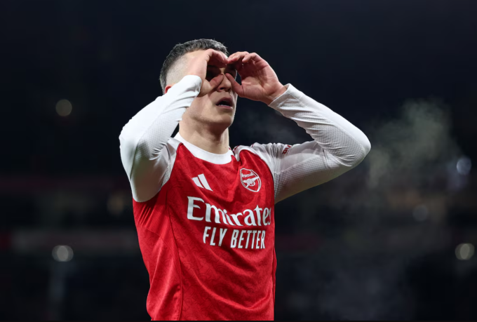 Leandro Trossard mừng bàn nâng tỷ số lên 3-0 trong trận Arsenal thắng Aston Villa 4-1 ở vòng 19 Ngoại hạng Anh trên sân Emirates, London, Anh ngày 30/12/2025. Ảnh: Reuters