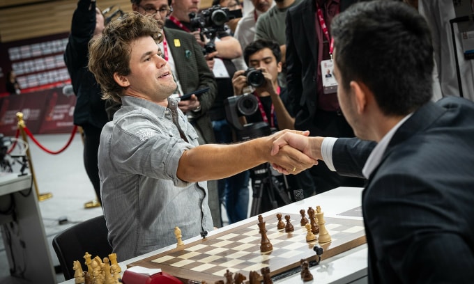 Carlsen mỉm cười sau khi thắng Abdusattorov ở chung kết cờ chớp thế giới tối 30/12/2025 tại Doha, Qatar. Ảnh: FIDE