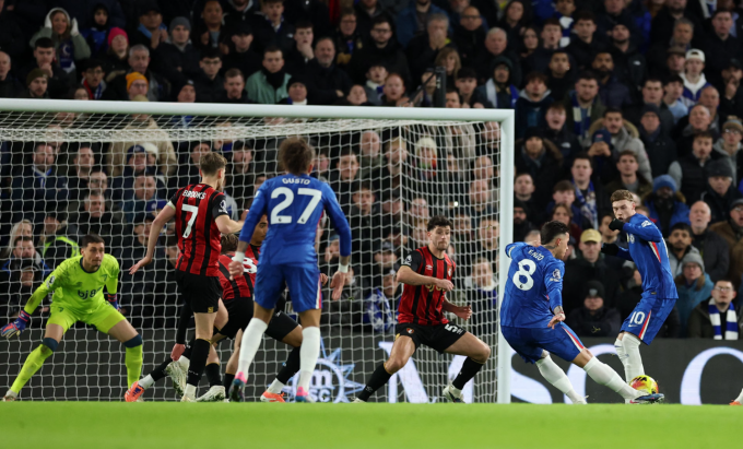 Enzo Fernandez cứa lòng nâng tỷ số lên 2-1, trong trận Chelsea hòa Bournemouth 2-2 ở vòng 19 Ngoại hạng Anh trên sân Stamford Bridge, London, Anh ngày 30/12/2025. Ảnh: Reuters