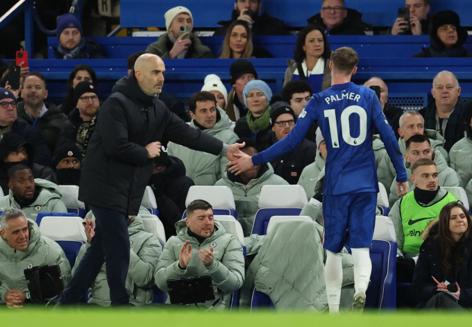 HLV Enzo Maresca bắt tay Cole Palmer khi rút cầu thủ này khỏi sân. Ảnh: Reuters