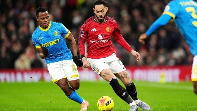 Cunha (đỏ) không thể ghi bàn trong ngày gặp lại CLB cũ Wolves. Ảnh: Reuters