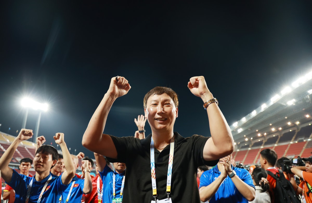 Kim Sang-sik cùng U22 Việt Nam mừng HC vàng SEA Games 33, tại sân Rajamangala, Thái Lan tối 18/12. Ảnh: Đức Đồng