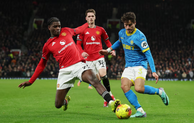 Ayden Heaven (trái) tranh cướp bóng với Hugo Bueno. Ảnh: Reuters