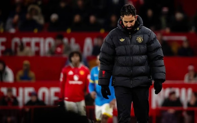 Amorim cúi đầu sau trận Man Utd hòa Wolves 1-1 ở vòng 19 Ngoại hạng Anh tối 30/12. Ảnh: Man Utd