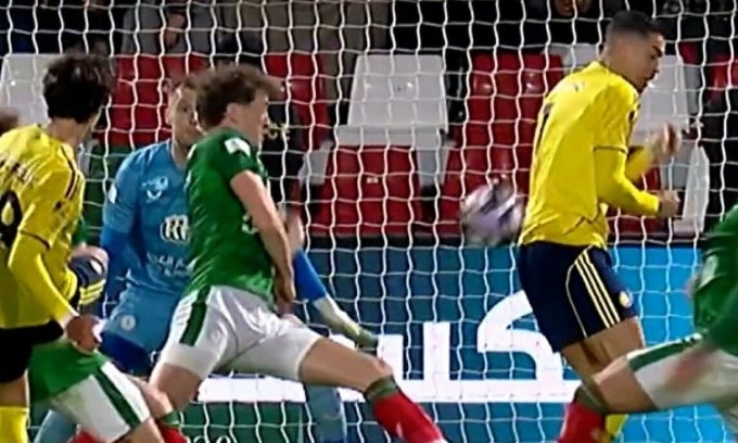 Tình huống ghi bàn của Ronaldo (phải). Ảnh: chụp màn hình