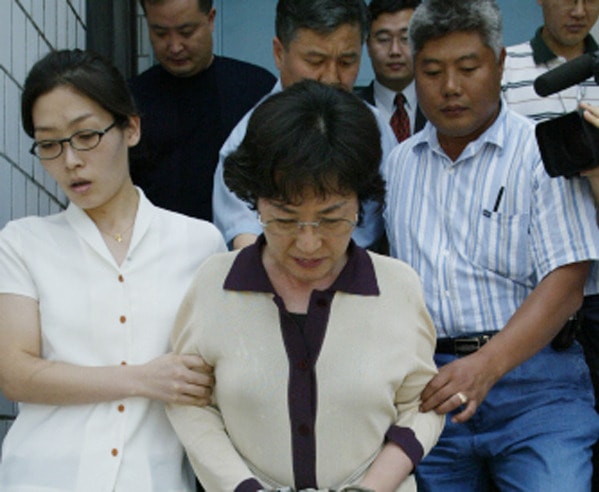 Yoon Gil-ja leaves a police precinct in Gyeonggi to attend her pretrial warrant hearing on Aug. 20, 2002. [JOONGANG ILBO]