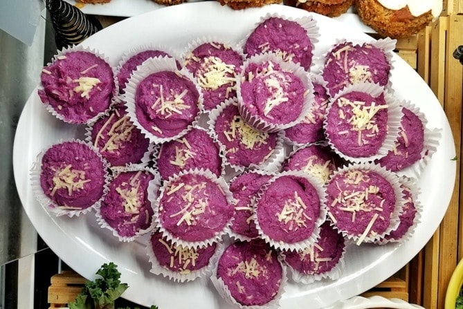 Bánh muffin với màu tím từ ube Philippines. Ảnh: Arab News