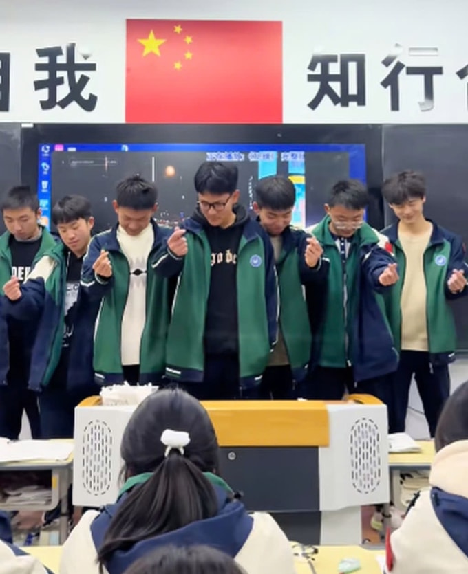 Một số động tác mà nhóm nhạc nam này thực hiện khiến các bạn cùng lớp cười phá lên. Ảnh: Douyin.