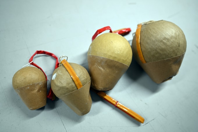 Bom pháo hoa hình cầu dùng trong trình diễn chuyên nghiệp. Ảnh: AFP