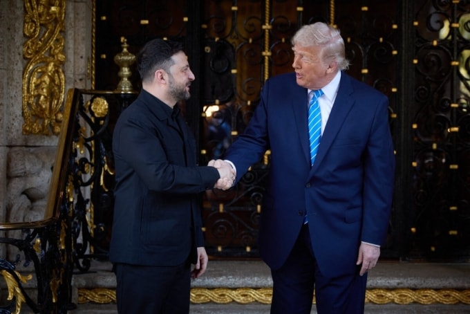 Tổng thống Mỹ Donald Trump bắt tay Tổng thống Ukraine Volodymyr Zelensky trước khi bước vào hội đàm ở khu nghỉ dưỡng Mar-a-Lago, Florida, hôm 28/12. Ảnh: AFP