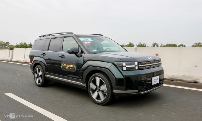 Hyundai Santa Fe Hybrid trong hành trình đánh giá xe của giám khảo Car Awards 2025. Ảnh: Lương Dũng