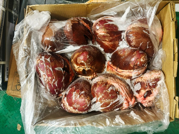Nội tạng đông lạnh đựng trong các thùng giấy, bên ngoài có chữ nước ngoài. Ảnh: Công an TP HCM