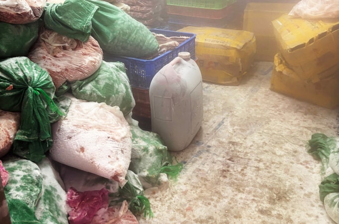 Các bao thực phẩm trong kho đông lạnh. Ảnh: Công an TP HCM