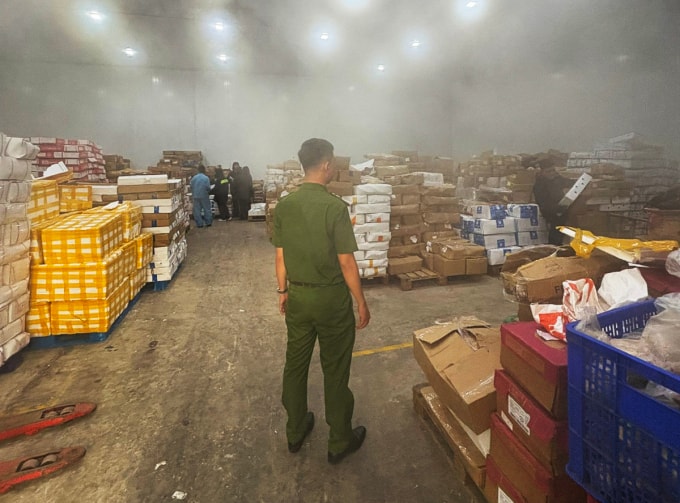 Cảnh sát kiểm tra hàng loạt kho lạnh của các công ty thực phẩm. Ảnh: Công an TP HCM