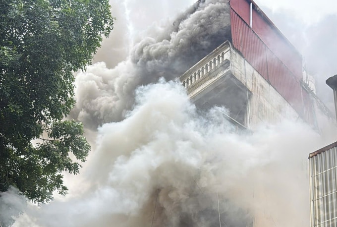 Khói mù mịt bao quanh căn nhà Ảnh: Huy Mạnh.