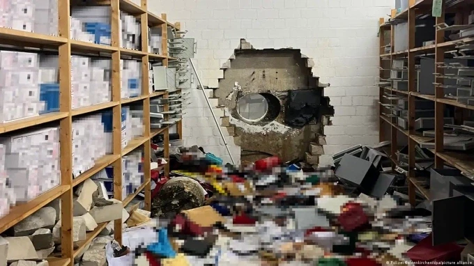 Lỗ khoan trên tường kho tiền của ngân hàng Sparkasse ở Gelsenkirchen, Đức. Ảnh: Reuters