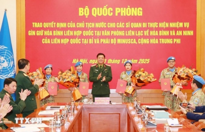 Thượng tướng Nguyễn Trường Thắng trao quyết định cho các sĩ quan thực hiện nhiệm vụ gìn giữ hòa bình Liên Hợp Quốc. Ảnh: Trọng Đức/TTXVN