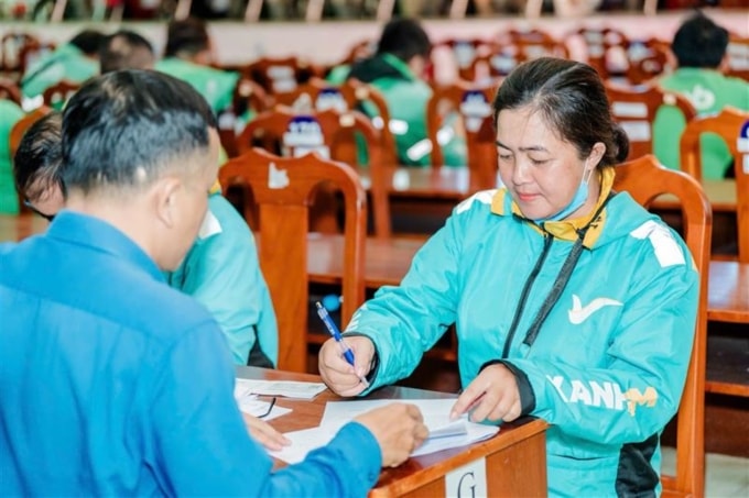 Một nữ tài xế tham gia nền tảng Xanh SM Platform. Ảnh: GSM