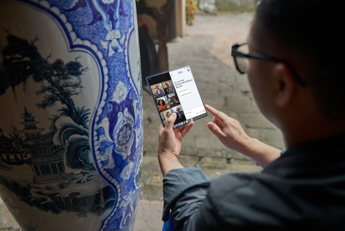 Người dùng sử dụng AI để tham gia các cuộc họp xuyên biên giới. Ảnh: Samsung