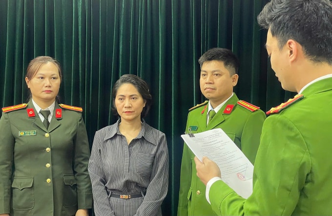 Công an tống đạt quyết định tố tụng với giám đốc Nguyễn Thị Thu Hà. Ảnh: Công an cung cấp