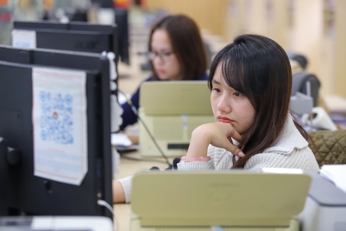 Công chức, viên chức làm việc Trung tâm Phục vụ hành chính công tỉnh Hà Tĩnh, tháng 11/2025. Ảnh: Đức Hùng.