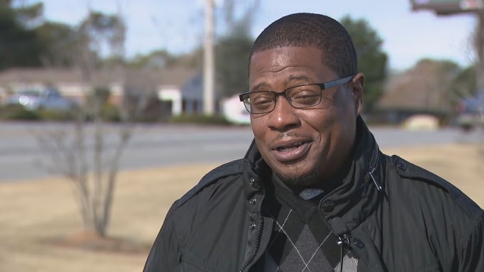 Justin Jones bỗng dưng bị tước bằng lái oan vì trung họ tên, ngày tháng năm sinh với người vi phạm. Ảnh: WSB TV