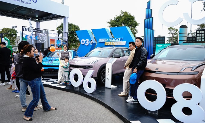 Khách tham quan chụp hình trước dàn xe Lynk & Co tại triển lãm Vietnam Mobility Show do báo VnExpress tổ chức, tháng 12/2025. Ảnh: Thành Nhạn