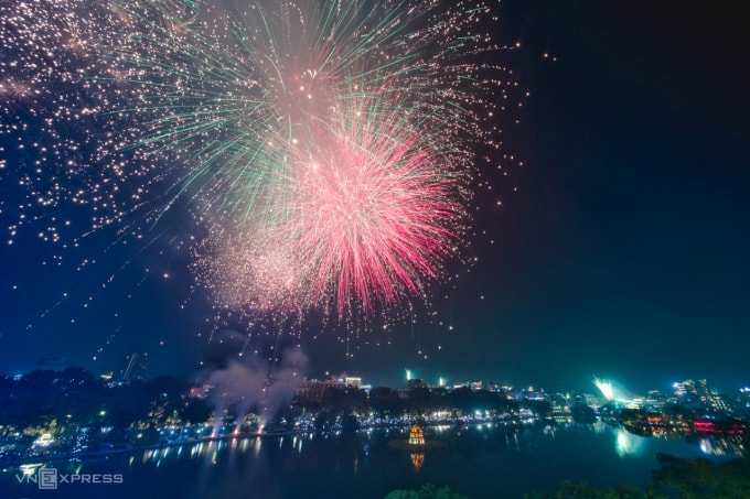 Màn pháo hoa tại Hồ Gươm, Hà Nội chào đón năm mới 2025. Ảnh: Ngọc Thành