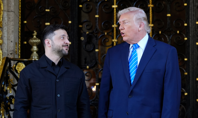 Tổng thống Ukraine Volodymyr Zelensky (trái) và Tổng thống Mỹ Donald Trump tại cuộc gặp ở dinh thự Mar-a-Lago hôm 28/12. Ảnh: AP