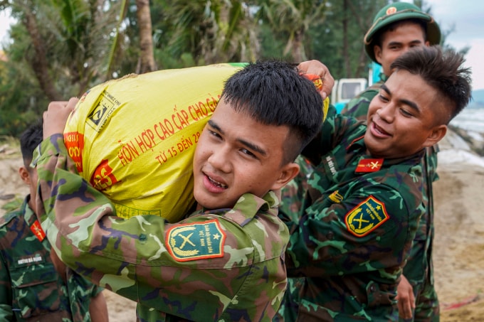 Bộ đội giúp khắc phục sạt lở bờ biển Hội An, TP Đà Nẵng, ngày 4/11/2025. Ảnh: Nguyễn Đông