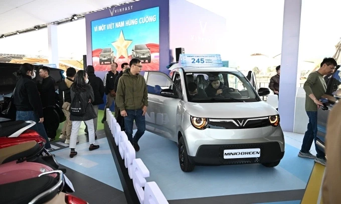 Người dân tìm hiểu mẫu xe nhỏ nhất, giá rẻ nhất của VinFast - Minio Green. Ảnh: Minh Quân