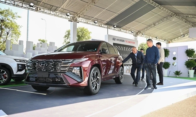 Khách tìm hiểu mẫu Tucson tại Việt Nam. Ảnh: Minh Quân