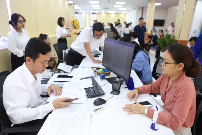 Người dân đến làm thủ tục tại Trung tâm phục vụ hành chính công TP HCM sáng 31/12. Ảnh: An Phương