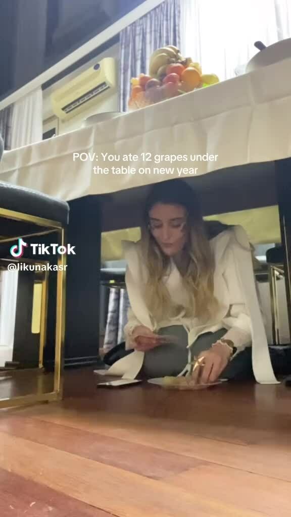 Giải mã tục lệ ăn 12 trái nho ước nguyện đêm giao thừa