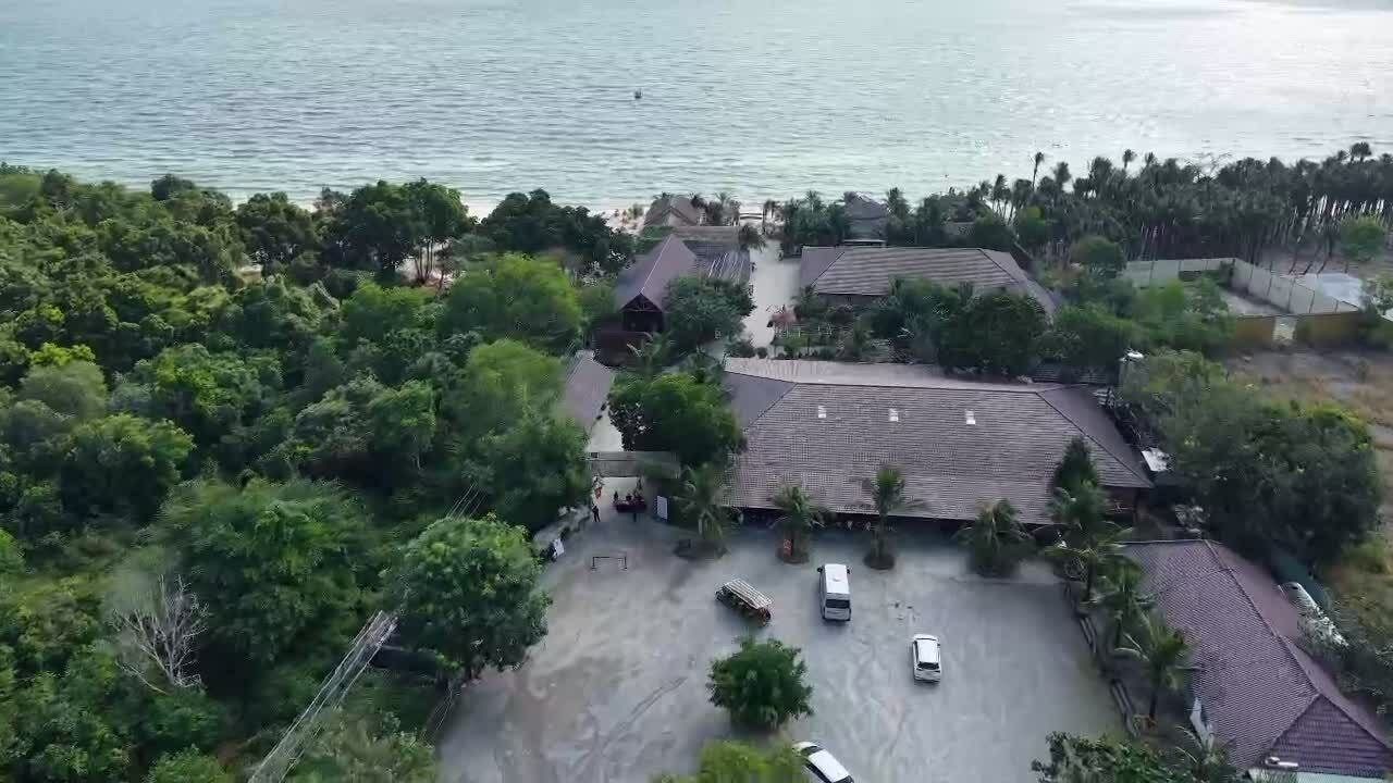 Nhà hàng Phú Quốc gây tranh cãi vì thu phí qua cửa xuống biển