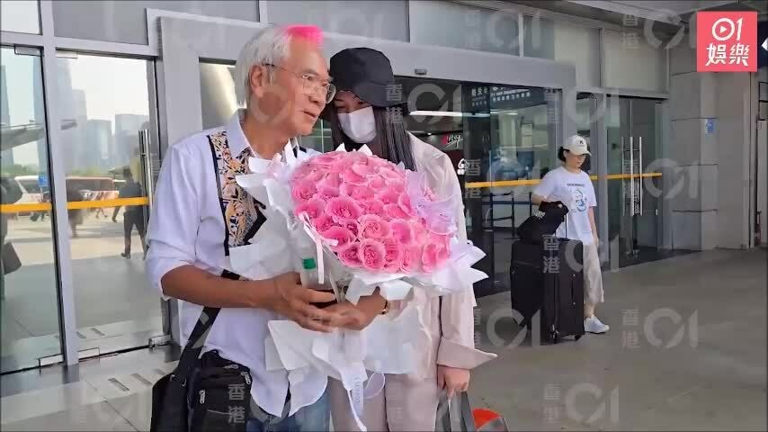 Lý Long Cơ đón bạn gái ra tù