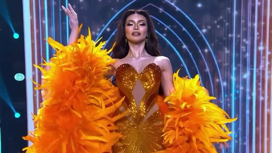 Emma Tiglao catwalk ở chung kết Miss Grand International 2025