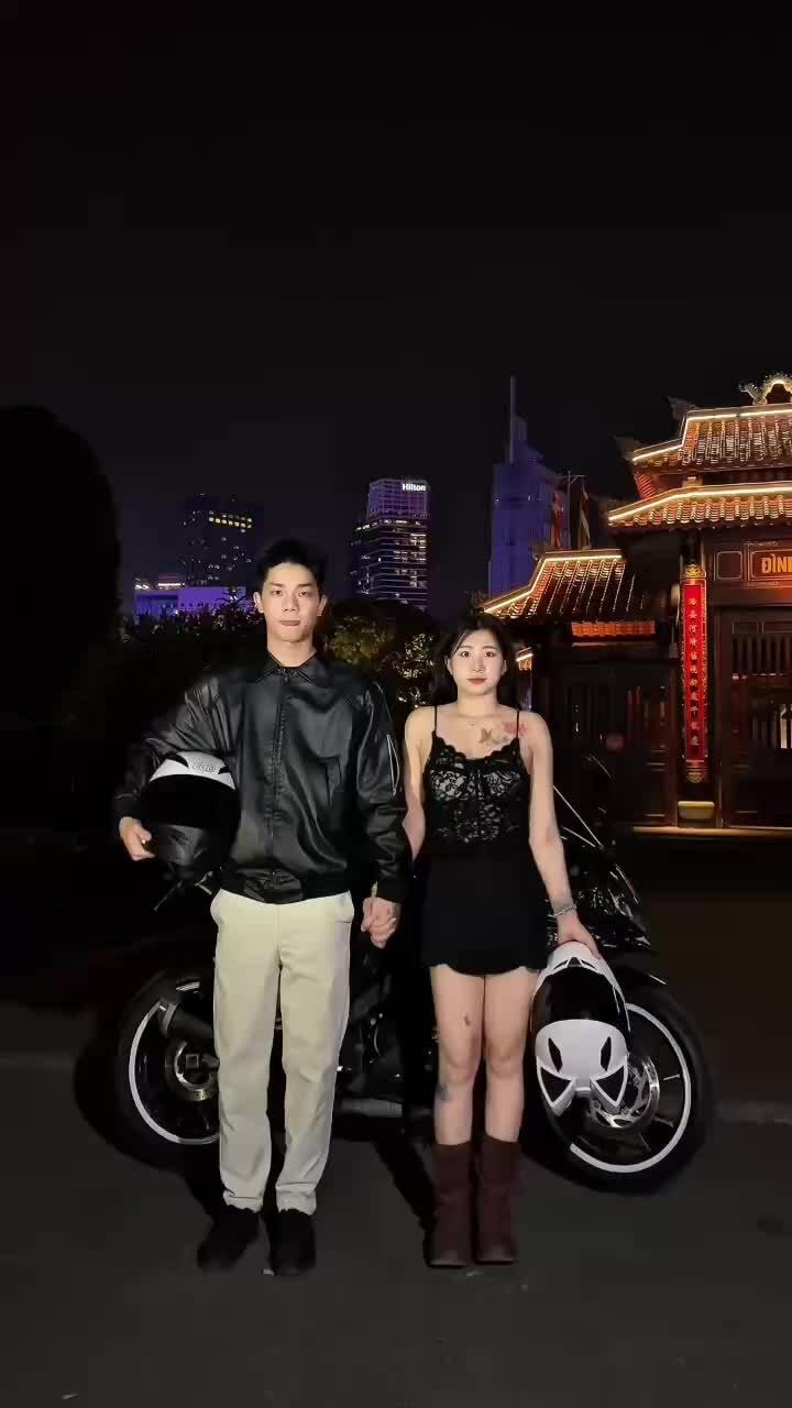 Nở rộ dịch vụ thuê trai đẹp lái motor chở đi dạo phố