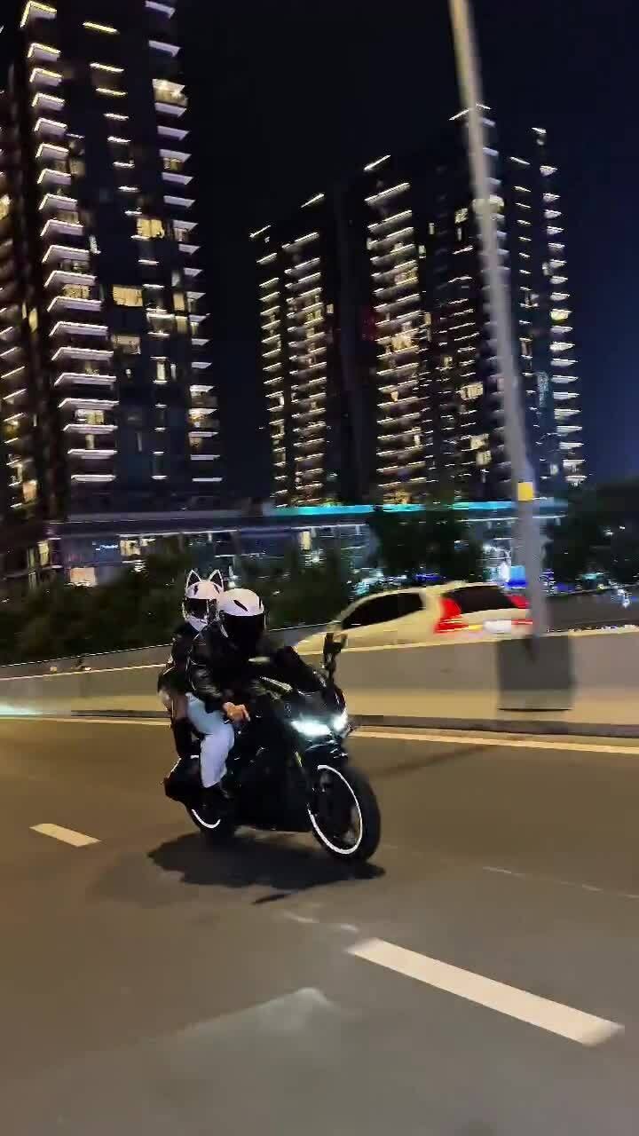 Nở rộ dịch vụ thuê trai đẹp lái motor chở đi dạo phố