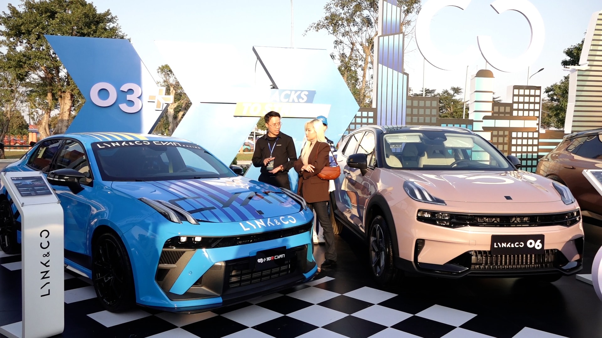 Gắp gấu bông, ăn bỏng ngô ngắm dàn xe giới trẻ của Lynk & Co