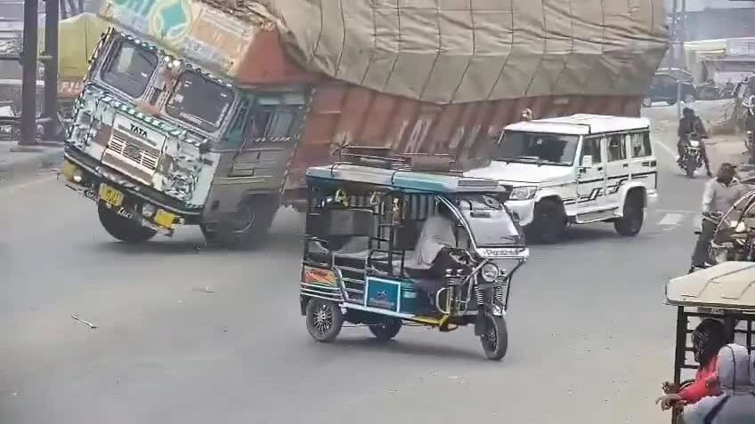 Ôtô cắt ngang đường bị xe tải đè bẹp