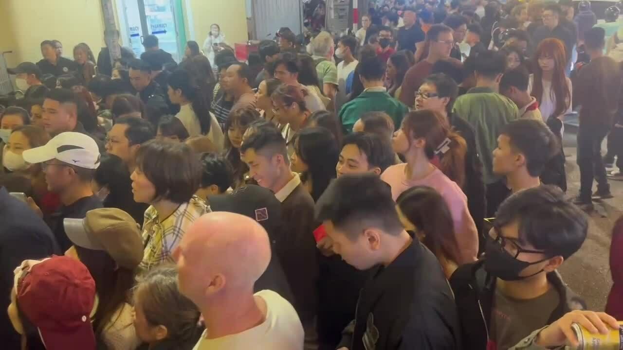 Biển người đổ về trung tâm đón năm mới 2026