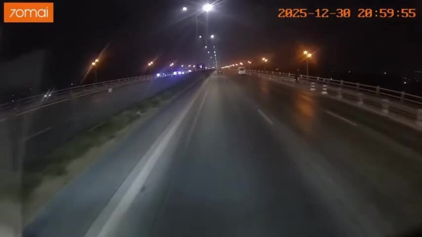 Ôtô tự lao vào dải phân cách lật ngang trên cầu