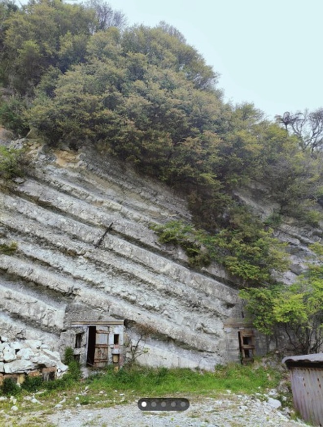 Mở cánh cửa gỗ bí ẩn trên vách đá, cảnh tượng bên trong gây xôn xao - Ảnh 2.