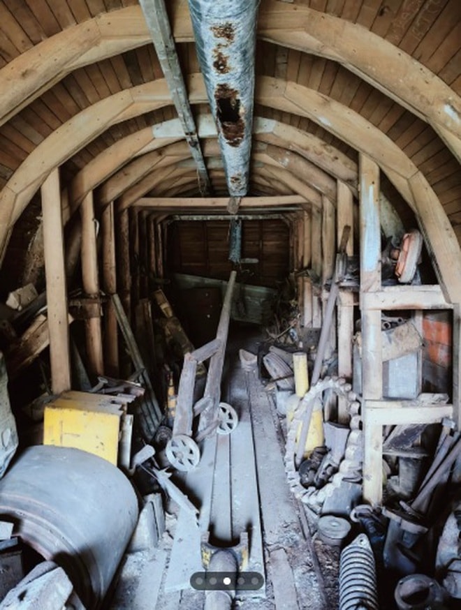 Mở cánh cửa gỗ bí ẩn trên vách đá, cảnh tượng bên trong gây xôn xao - Ảnh 3.