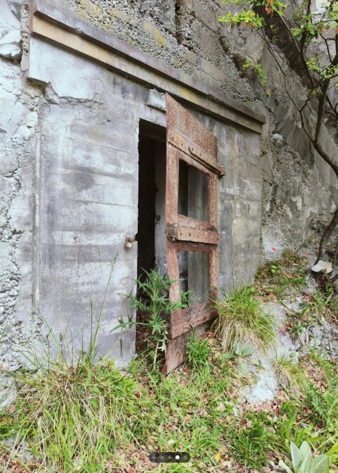 Mở cánh cửa gỗ bí ẩn trên vách đá, cảnh tượng bên trong gây xôn xao - Ảnh 5.