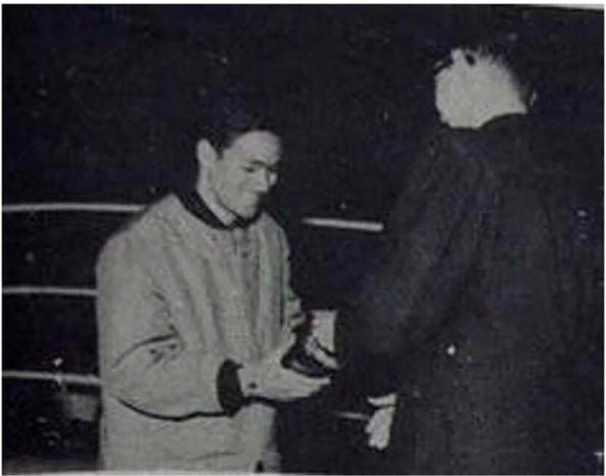 Lý Tiểu Long nhận huy chương sau khi tháng Gary Elms