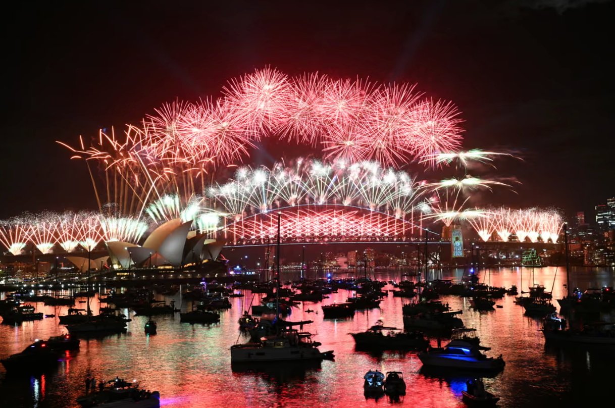 Australia là một trong những quốc gia trên thế giới bước qua năm 2026 sớm nhất với hơn một triệu người dân tập trung tại Cầu cảng Sydney để xem màn trình diễn pháo hoa vào thời khắc chuyển giao đặc biệt này. Năm nay, Sydney bắn khoảng 9 tấn pháo hoa để chiêu đãi hơn 1 triệu khán giả theo dõi trực tiếp. (Ảnh: Getty)
