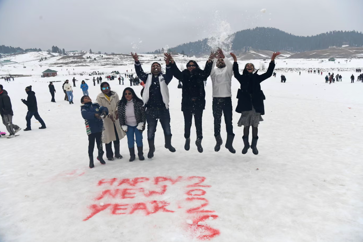 Tại Ấn Độ, du khách cùng nhau tận hưởng lễ hội sớm tại khu nghỉ dưỡng ở Gulmarg, thuộc vùng Jammu và Kashmir. Khu vực này đang được bao phủ bởi một lớp tuyết trắng. (Ảnh: Basit Zargar)