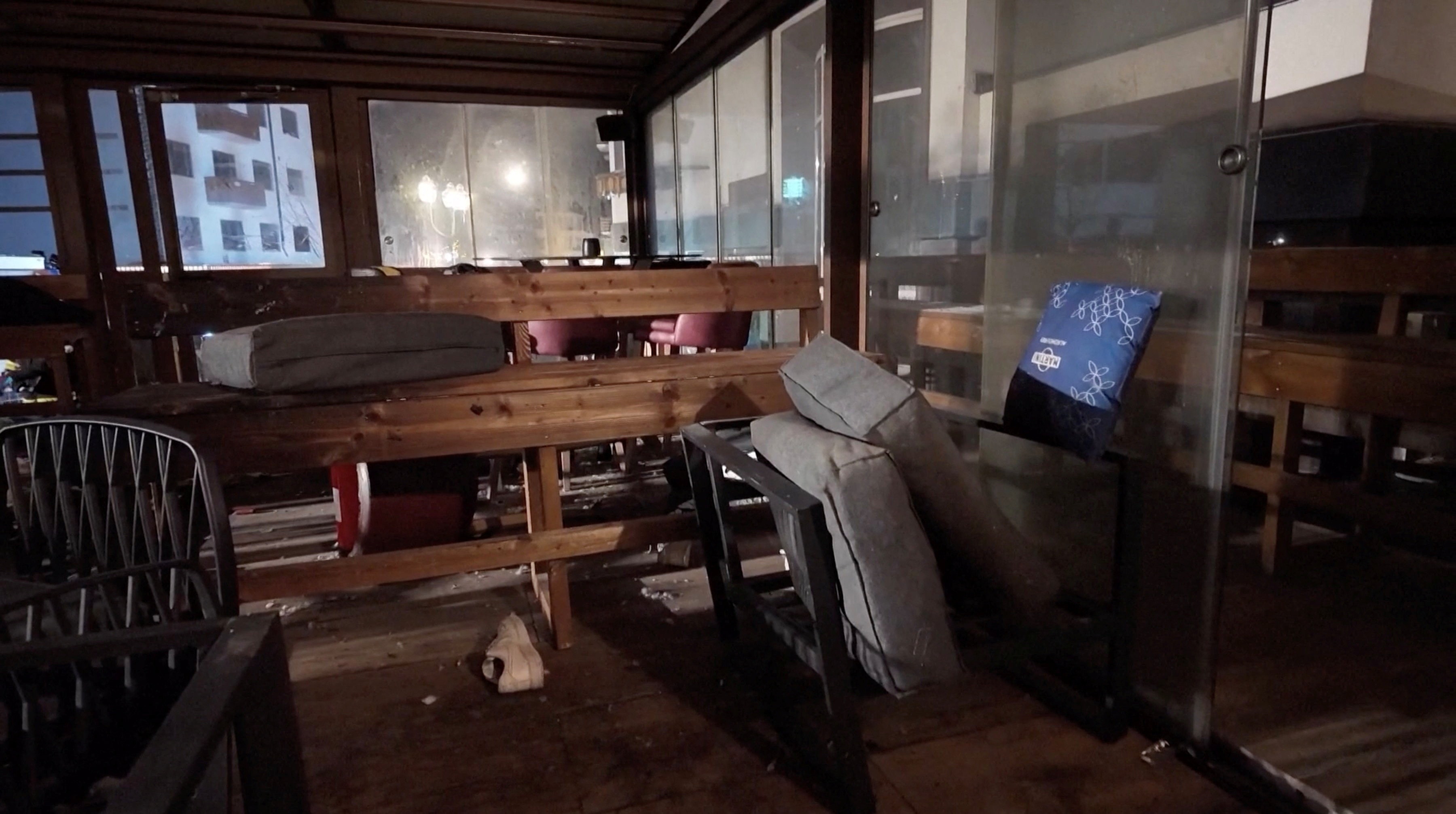 Hiện trường bên trong sau vụ cháy. (Ảnh: Reuters)